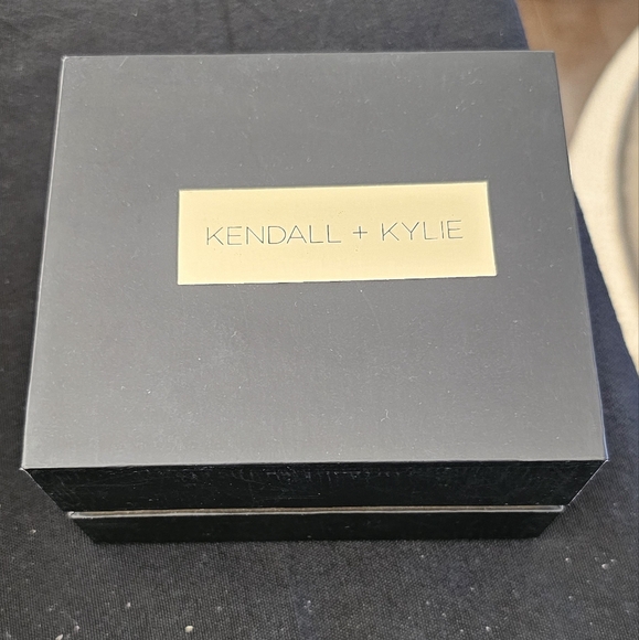 Kendall & Kylie Watch, necklace and earrings set 'L' BNIB - Picture 4 of 5